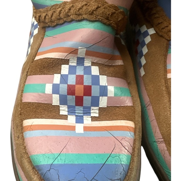 Beautiful rare Manitobah MukLuks designed by indigenous artist - Picture 3 of 5